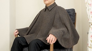 座る暮らしの服　ケープコート