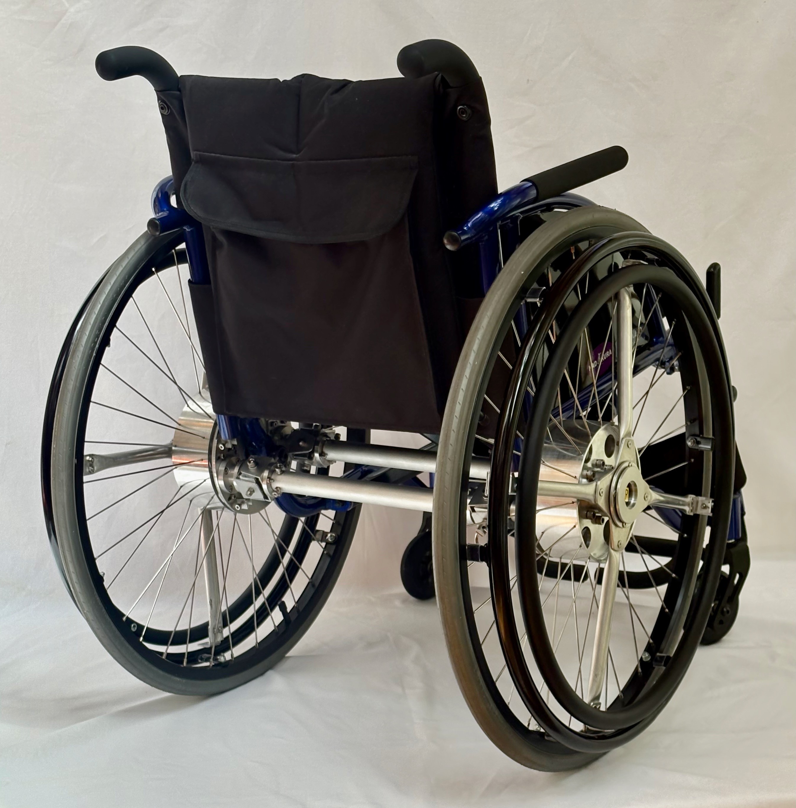 片手でも自走できる車いす用新型駆動機構